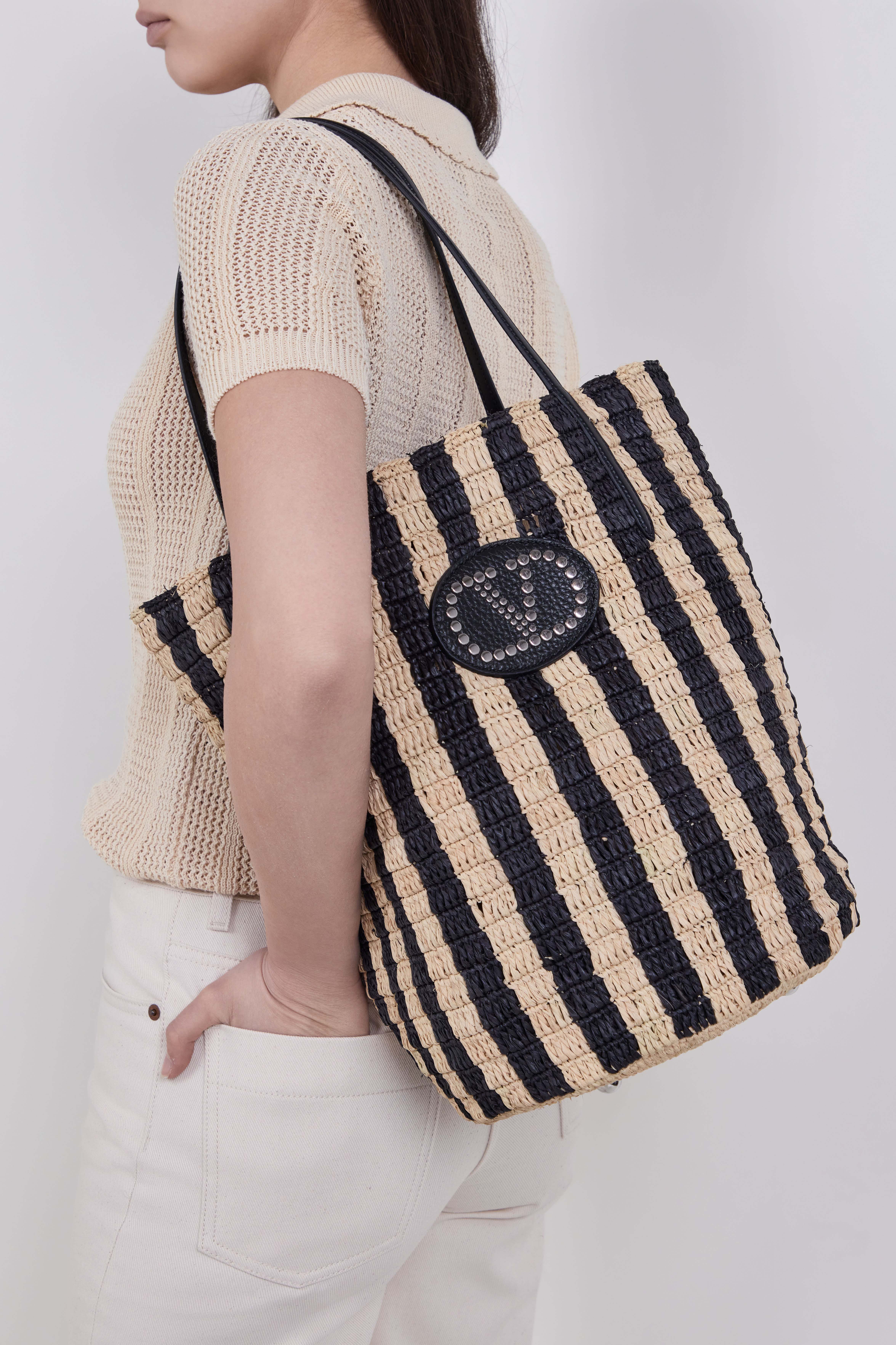 תמונת כל הלוק של תיק קש